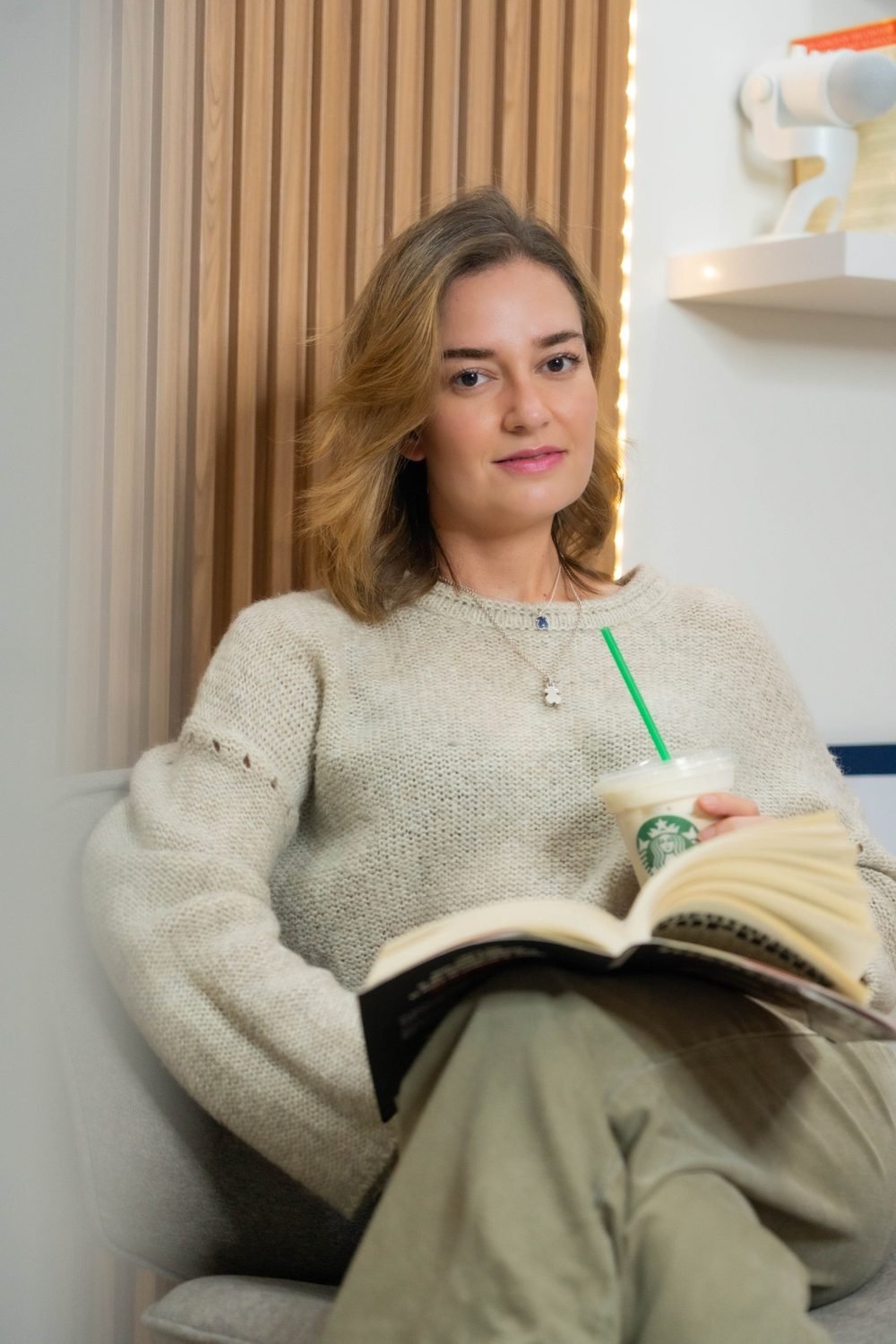 María Fernanda Rodríguez leyendo en su consultorio