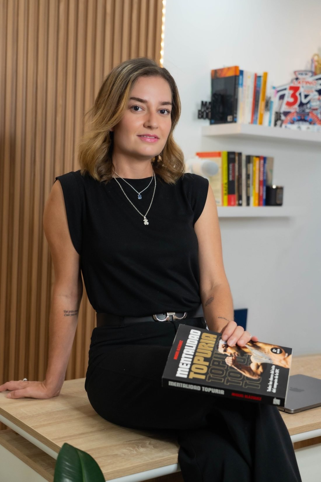 María Fernanda Rodríguez, psicóloga clínica y deportiva, en su consultorio con el libro Mentalidad Topuria