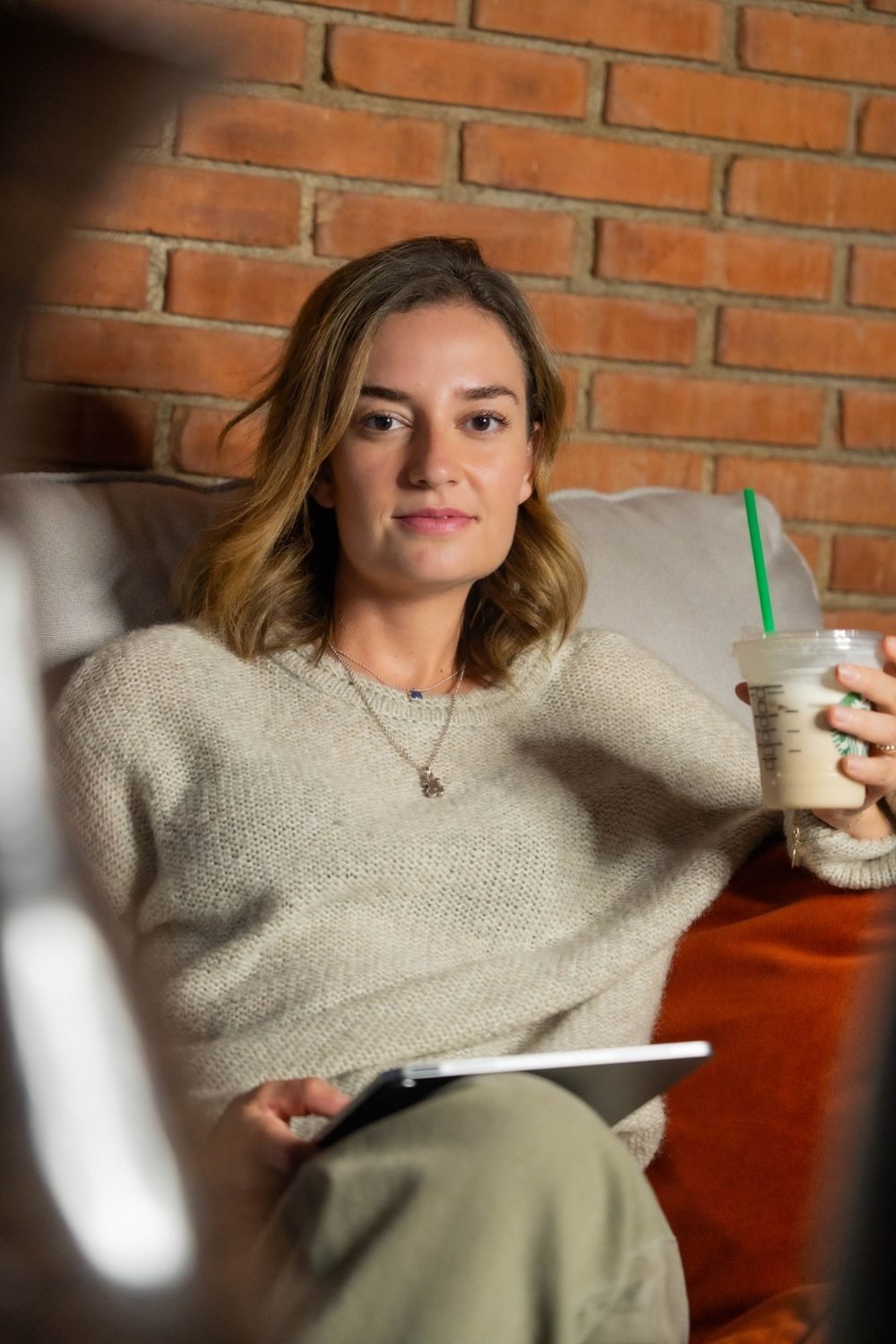 María Fernanda Rodríguez escuchando en una sesión